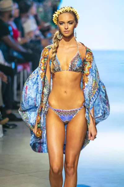  Bir modeli pist Tasarımcısı Luxeisle için sanat, kalp, moda Edition Faena Forum Miami Beach, Fl üzerinde 14 Temmuz 2018 yüzme sırasında yürür