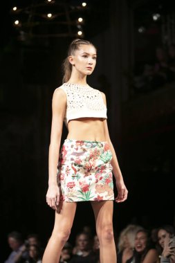 Bir modeli pist Purvi Doshi için ilkbahar yaz 2018 defile sanat, Hearts ve moda New York moda haftası sırasında New York, NY, melek Orensanz Merkezi'nde 7 Eylül 2018 üzerinde yürüyor