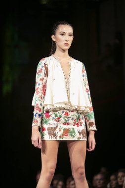 Bir modeli pist Purvi Doshi için ilkbahar yaz 2018 defile sanat, Hearts ve moda New York moda haftası sırasında New York, NY, melek Orensanz Merkezi'nde 7 Eylül 2018 üzerinde yürüyor