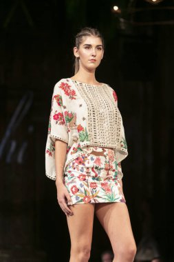 Bir modeli pist Purvi Doshi için ilkbahar yaz 2018 defile sanat, Hearts ve moda New York moda haftası sırasında New York, NY, melek Orensanz Merkezi'nde 7 Eylül 2018 üzerinde yürüyor