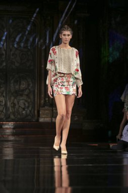 Bir modeli pist Purvi Doshi için ilkbahar yaz 2018 defile sanat, Hearts ve moda New York moda haftası sırasında New York, NY, melek Orensanz Merkezi'nde 7 Eylül 2018 üzerinde yürüyor