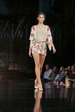 Bir modeli pist Purvi Doshi için ilkbahar yaz 2018 defile sanat, Hearts ve moda New York moda haftası sırasında New York, NY, melek Orensanz Merkezi'nde 7 Eylül 2018 üzerinde yürüyor