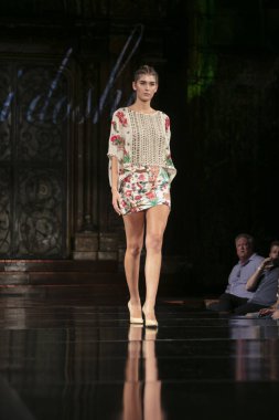 Bir modeli pist Purvi Doshi için ilkbahar yaz 2018 defile sanat, Hearts ve moda New York moda haftası sırasında New York, NY, melek Orensanz Merkezi'nde 7 Eylül 2018 üzerinde yürüyor