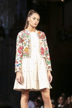 Bir modeli pist Purvi Doshi için ilkbahar yaz 2018 defile sanat, Hearts ve moda New York moda haftası sırasında New York, NY, melek Orensanz Merkezi'nde 7 Eylül 2018 üzerinde yürüyor