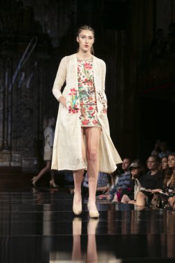 Bir modeli pist Purvi Doshi için ilkbahar yaz 2018 defile sanat, Hearts ve moda New York moda haftası sırasında New York, NY, melek Orensanz Merkezi'nde 7 Eylül 2018 üzerinde yürüyor