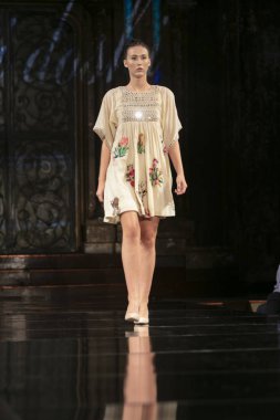 Bir modeli pist Purvi Doshi için ilkbahar yaz 2018 defile sanat, Hearts ve moda New York moda haftası sırasında New York, NY, melek Orensanz Merkezi'nde 7 Eylül 2018 üzerinde yürüyor