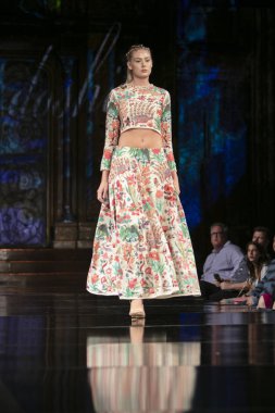 Bir modeli pist Purvi Doshi için ilkbahar yaz 2018 defile sanat, Hearts ve moda New York moda haftası sırasında New York, NY, melek Orensanz Merkezi'nde 7 Eylül 2018 üzerinde yürüyor