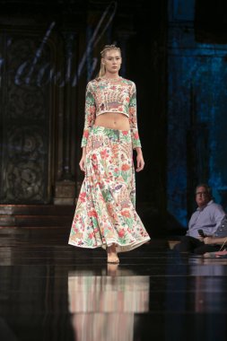 Bir modeli pist Purvi Doshi için ilkbahar yaz 2018 defile sanat, Hearts ve moda New York moda haftası sırasında New York, NY, melek Orensanz Merkezi'nde 7 Eylül 2018 üzerinde yürüyor