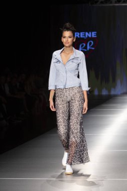 Manken Rene Ruiz moda Show Resort 2018 koleksiyonda Miami moda hafta 2017 Miami'de Buz Sarayı'nda 31 Mayıs 2018 üzerinde sırasında pist yürür