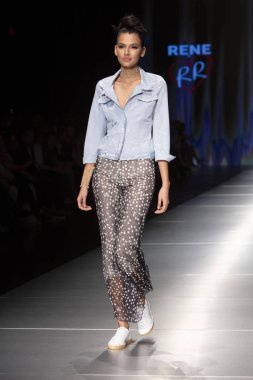 Manken Rene Ruiz moda Show Resort 2018 koleksiyonda Miami moda hafta 2017 Miami'de Buz Sarayı'nda 31 Mayıs 2018 üzerinde sırasında pist yürür
