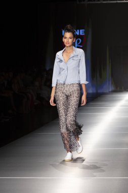 Manken Rene Ruiz moda Show Resort 2018 koleksiyonda Miami moda hafta 2017 Miami'de Buz Sarayı'nda 31 Mayıs 2018 üzerinde sırasında pist yürür
