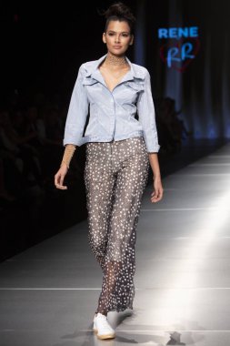 Manken Rene Ruiz moda Show Resort 2018 koleksiyonda Miami moda hafta 2017 Miami'de Buz Sarayı'nda 31 Mayıs 2018 üzerinde sırasında pist yürür