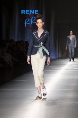 Manken Rene Ruiz moda Show Resort 2018 koleksiyonda Miami moda hafta 2017 Miami'de Buz Sarayı'nda 31 Mayıs 2018 üzerinde sırasında pist yürür