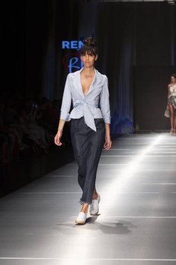 Manken Rene Ruiz moda Show Resort 2018 koleksiyonda Miami moda hafta 2017 Miami'de Buz Sarayı'nda 31 Mayıs 2018 üzerinde sırasında pist yürür