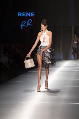Manken Rene Ruiz moda Show Resort 2018 koleksiyonda Miami moda hafta 2017 Miami'de Buz Sarayı'nda 31 Mayıs 2018 üzerinde sırasında pist yürür