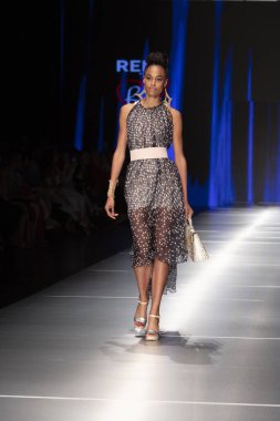 Manken Rene Ruiz moda Show Resort 2018 koleksiyonda Miami moda hafta 2017 Miami'de Buz Sarayı'nda 31 Mayıs 2018 üzerinde sırasında pist yürür
