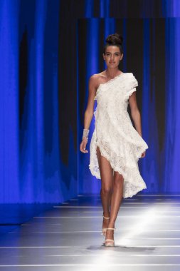 Manken Rene Ruiz moda Show Resort 2018 koleksiyonda Miami moda hafta 2017 Miami'de Buz Sarayı'nda 31 Mayıs 2018 üzerinde sırasında pist yürür
