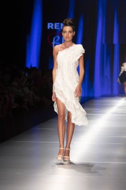 Manken Rene Ruiz moda Show Resort 2018 koleksiyonda Miami moda hafta 2017 Miami'de Buz Sarayı'nda 31 Mayıs 2018 üzerinde sırasında pist yürür