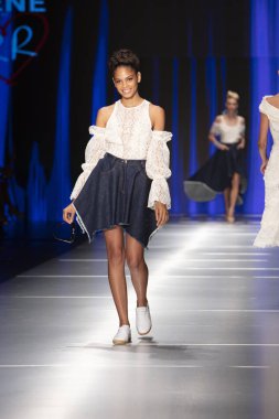 Manken Rene Ruiz moda Show Resort 2018 koleksiyonda Miami moda hafta 2017 Miami'de Buz Sarayı'nda 31 Mayıs 2018 üzerinde sırasında pist yürür