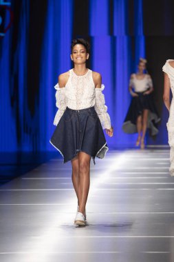 Manken Rene Ruiz moda Show Resort 2018 koleksiyonda Miami moda hafta 2017 Miami'de Buz Sarayı'nda 31 Mayıs 2018 üzerinde sırasında pist yürür