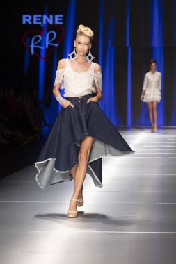 Manken Rene Ruiz moda Show Resort 2018 koleksiyonda Miami moda hafta 2017 Miami'de Buz Sarayı'nda 31 Mayıs 2018 üzerinde sırasında pist yürür