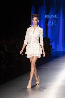 Manken Rene Ruiz moda Show Resort 2018 koleksiyonda Miami moda hafta 2017 Miami'de Buz Sarayı'nda 31 Mayıs 2018 üzerinde sırasında pist yürür