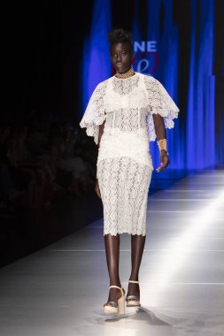 Manken Rene Ruiz moda Show Resort 2018 koleksiyonda Miami moda hafta 2017 Miami'de Buz Sarayı'nda 31 Mayıs 2018 üzerinde sırasında pist yürür
