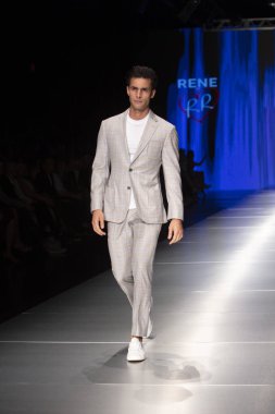 Manken Rene Ruiz moda Show Resort 2018 koleksiyonda Miami moda hafta 2017 Miami'de Buz Sarayı'nda 31 Mayıs 2018 üzerinde sırasında pist yürür