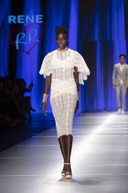 Manken Rene Ruiz moda Show Resort 2018 koleksiyonda Miami moda hafta 2017 Miami'de Buz Sarayı'nda 31 Mayıs 2018 üzerinde sırasında pist yürür