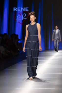 Manken Rene Ruiz moda Show Resort 2018 koleksiyonda Miami moda hafta 2017 Miami'de Buz Sarayı'nda 31 Mayıs 2018 üzerinde sırasında pist yürür