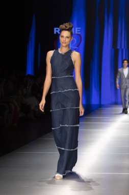 Manken Rene Ruiz moda Show Resort 2018 koleksiyonda Miami moda hafta 2017 Miami'de Buz Sarayı'nda 31 Mayıs 2018 üzerinde sırasında pist yürür