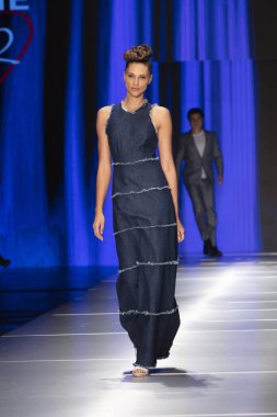 Manken Rene Ruiz moda Show Resort 2018 koleksiyonda Miami moda hafta 2017 Miami'de Buz Sarayı'nda 31 Mayıs 2018 üzerinde sırasında pist yürür