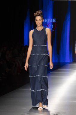 Manken Rene Ruiz moda Show Resort 2018 koleksiyonda Miami moda hafta 2017 Miami'de Buz Sarayı'nda 31 Mayıs 2018 üzerinde sırasında pist yürür