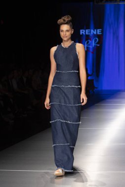 Manken Rene Ruiz moda Show Resort 2018 koleksiyonda Miami moda hafta 2017 Miami'de Buz Sarayı'nda 31 Mayıs 2018 üzerinde sırasında pist yürür