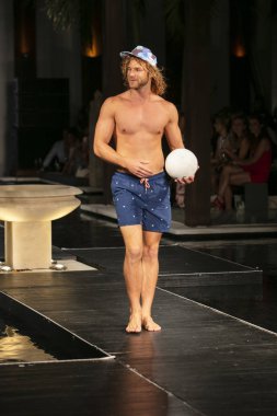 Manken Maaji yaz koleksiyonu 2018 defile sırasında üzerinde 23 Temmuz 2017 Miami Beach Setai Hotel Funkshion yüzmek 2017 için pist yürür