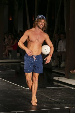 Manken Maaji yaz koleksiyonu 2018 defile sırasında üzerinde 23 Temmuz 2017 Miami Beach Setai Hotel Funkshion yüzmek 2017 için pist yürür