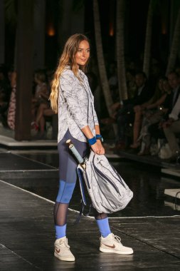 Manken Maaji yaz koleksiyonu 2018 defile sırasında üzerinde 23 Temmuz 2017 Miami Beach Setai Hotel Funkshion yüzmek 2017 için pist yürür