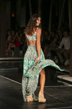 Manken Maaji yaz koleksiyonu 2018 defile sırasında üzerinde 23 Temmuz 2017 Miami Beach Setai Hotel Funkshion yüzmek 2017 için pist yürür