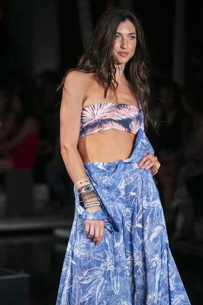 Manken Maaji yaz koleksiyonu 2018 defile sırasında üzerinde 23 Temmuz 2017 Miami Beach Setai Hotel Funkshion yüzmek 2017 için pist yürür