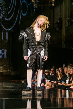 Bir modeli pist Derek Simmons için ilkbahar yaz 2018 defile sanat, Hearts ve moda New York moda haftası sırasında New York, NY, melek Orensanz Merkezi'nde 7 Eylül 2018 üzerinde yürüyor