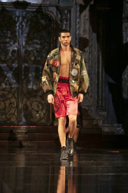 Bir modeli pist Derek Simmons için ilkbahar yaz 2018 defile sanat, Hearts ve moda New York moda haftası sırasında New York, NY, melek Orensanz Merkezi'nde 7 Eylül 2018 üzerinde yürüyor