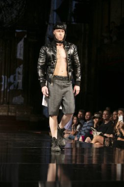 Bir modeli pist Derek Simmons için ilkbahar yaz 2018 defile sanat, Hearts ve moda New York moda haftası sırasında New York, NY, melek Orensanz Merkezi'nde 7 Eylül 2018 üzerinde yürüyor