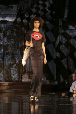 Bir modeli pist Derek Simmons için ilkbahar yaz 2018 defile sanat, Hearts ve moda New York moda haftası sırasında New York, NY, melek Orensanz Merkezi'nde 7 Eylül 2018 üzerinde yürüyor