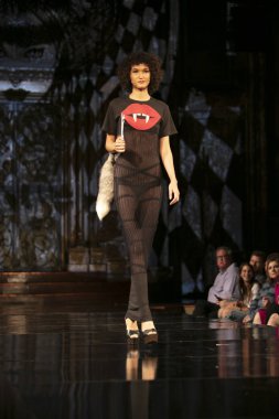 Bir modeli pist Derek Simmons için ilkbahar yaz 2018 defile sanat, Hearts ve moda New York moda haftası sırasında New York, NY, melek Orensanz Merkezi'nde 7 Eylül 2018 üzerinde yürüyor