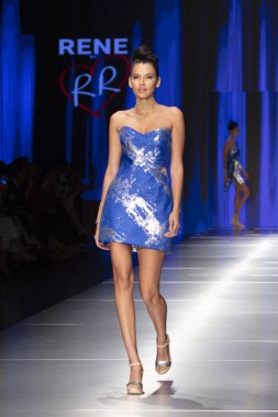 Manken Rene Ruiz moda Show Resort 2018 koleksiyonda Miami moda hafta 2017 Miami'de Buz Sarayı'nda 31 Mayıs 2018 üzerinde sırasında pist yürür