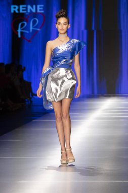 Manken Rene Ruiz moda Show Resort 2018 koleksiyonda Miami moda hafta 2017 Miami'de Buz Sarayı'nda 31 Mayıs 2018 üzerinde sırasında pist yürür