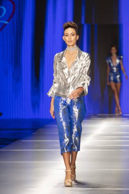 Manken Rene Ruiz moda Show Resort 2018 koleksiyonda Miami moda hafta 2017 Miami'de Buz Sarayı'nda 31 Mayıs 2018 üzerinde sırasında pist yürür