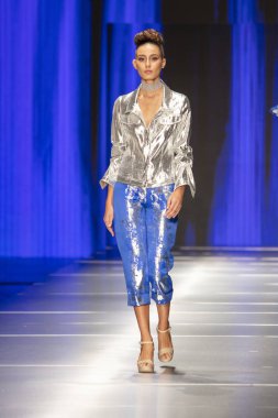 Manken Rene Ruiz moda Show Resort 2018 koleksiyonda Miami moda hafta 2017 Miami'de Buz Sarayı'nda 31 Mayıs 2018 üzerinde sırasında pist yürür