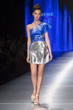 Manken Rene Ruiz moda Show Resort 2018 koleksiyonda Miami moda hafta 2017 Miami'de Buz Sarayı'nda 31 Mayıs 2018 üzerinde sırasında pist yürür