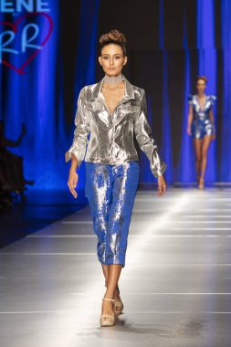 Manken Rene Ruiz moda Show Resort 2018 koleksiyonda Miami moda hafta 2017 Miami'de Buz Sarayı'nda 31 Mayıs 2018 üzerinde sırasında pist yürür